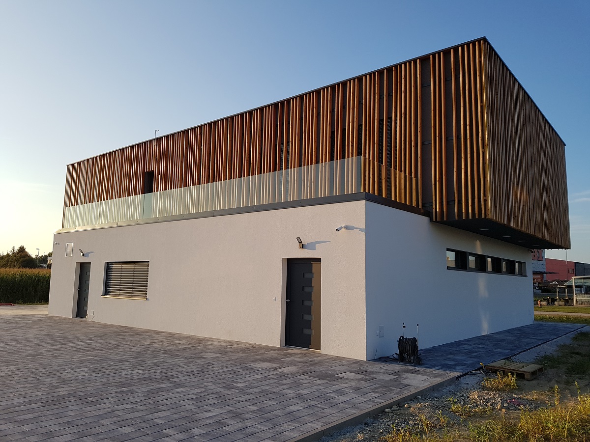 Projekt poslovne zgradbe na Ptuju, finaliziran objekt z delno leseno lamelno fasado