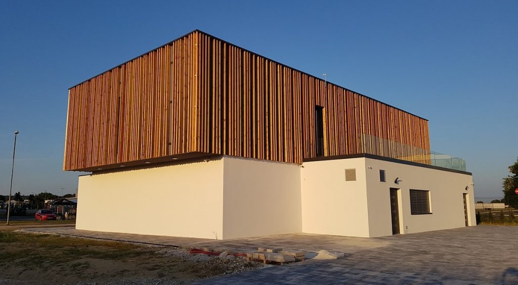 Projekt poslovne zgradbe na Ptuju, finaliziran objekt z delno leseno lamelno fasado